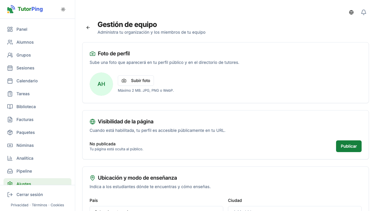 Configuración de equipo mostrando detalles de la organización, lista de miembros con roles y formulario de invitación